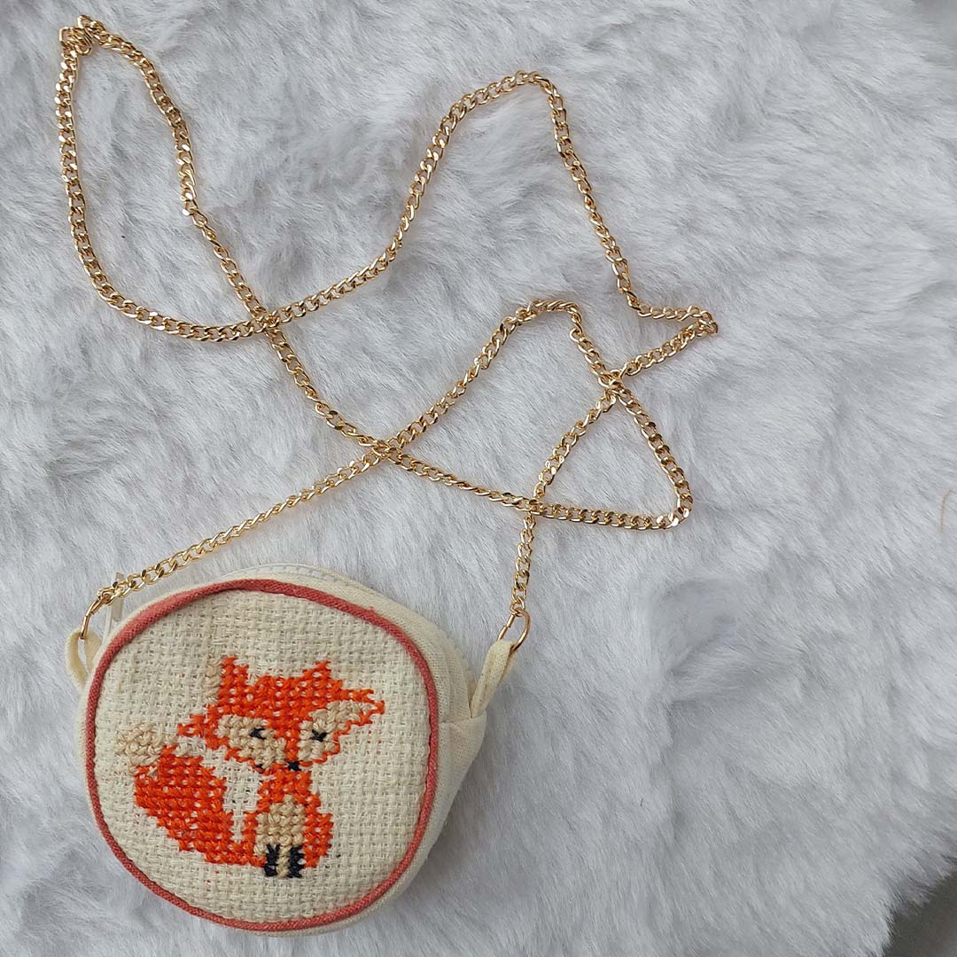 Embroidered cross body coinbag.